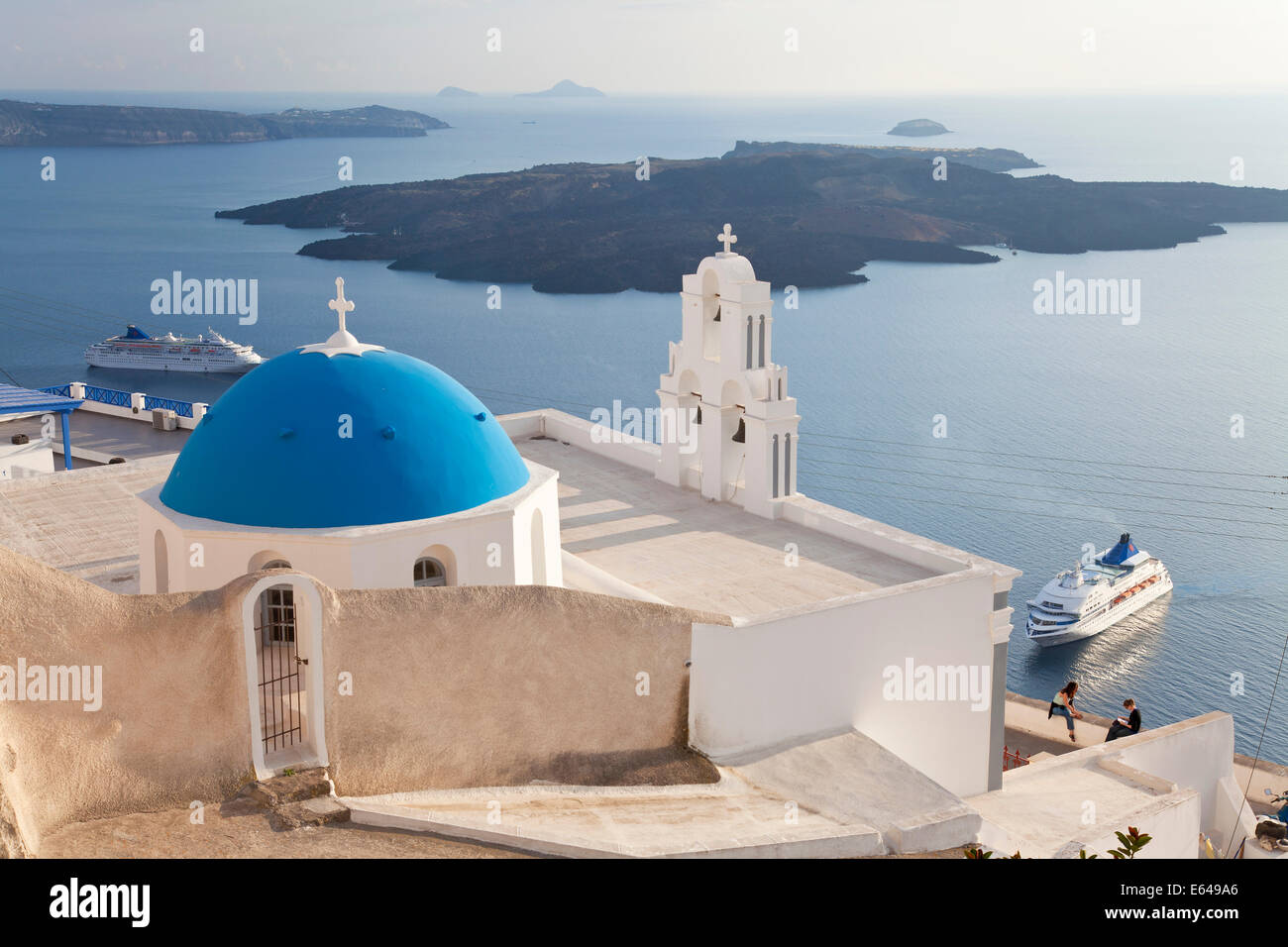La chiesa e la nave di crociera, Fira, Santorini (Thira), Cicladi Grecia Foto Stock