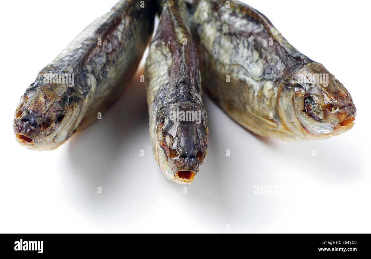 Sale essiccato pesce su uno sfondo bianco Foto Stock