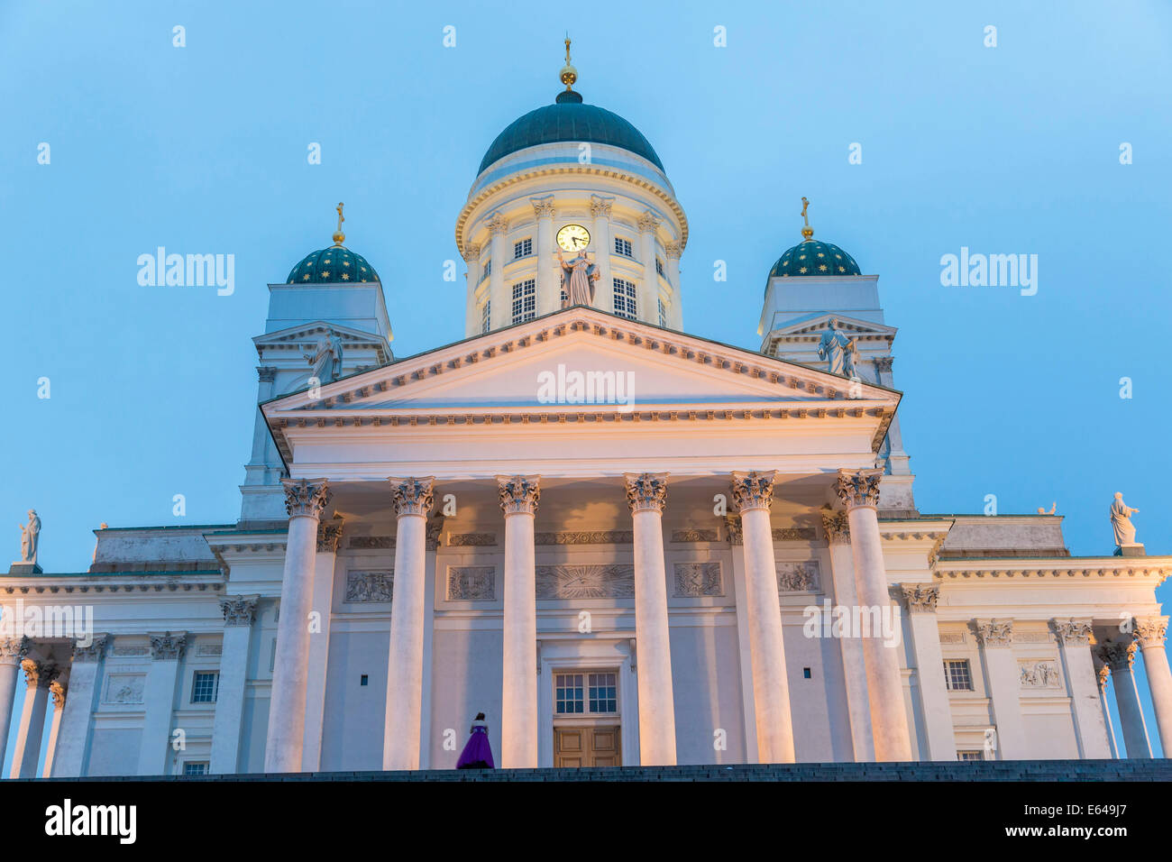 Giovani donne in abito da sera, Cattedrale Luterana, Helsinki, Finlandia Foto Stock