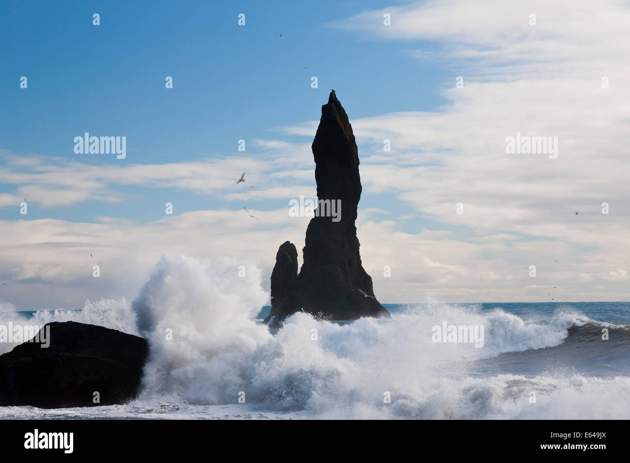 Rock-stack e wave, nr Vik, Islanda Foto Stock
