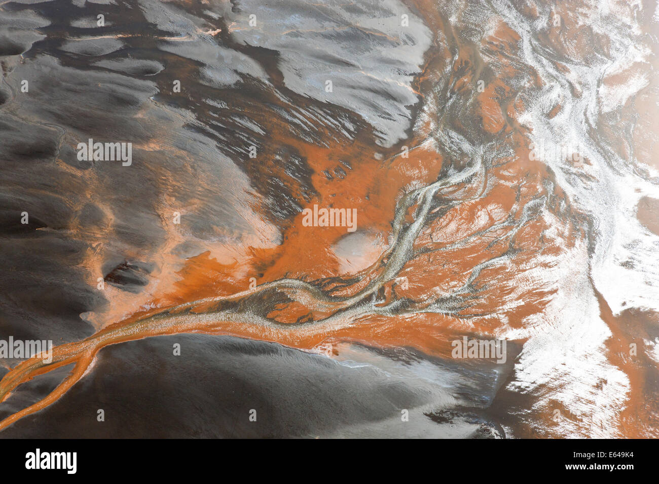 Vista aerea del fiume estuario o delta, colorata dalla rete fognaria, uscita nr Hvammur, SW Islanda Foto Stock