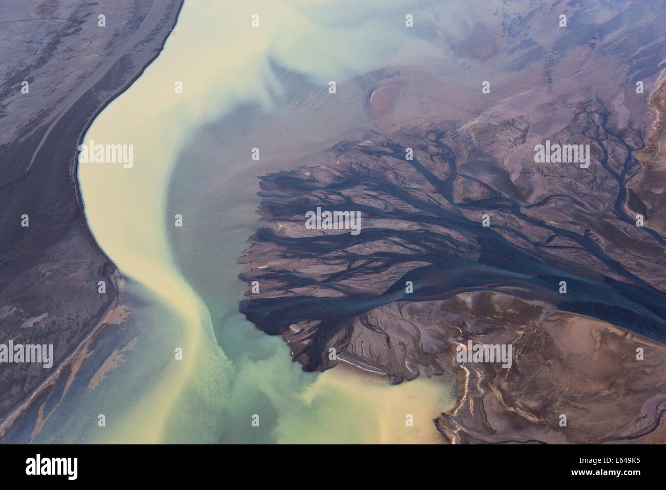 Vista aerea del fiume estuario o delta, colorato da fusione glaciale, nr Hvammur, SW Islanda Foto Stock