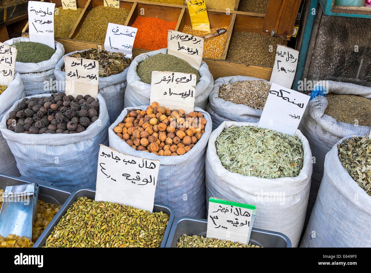 Erbe aromatiche, impulsi e spezie nel mercato, Amman, Giordania Foto Stock
