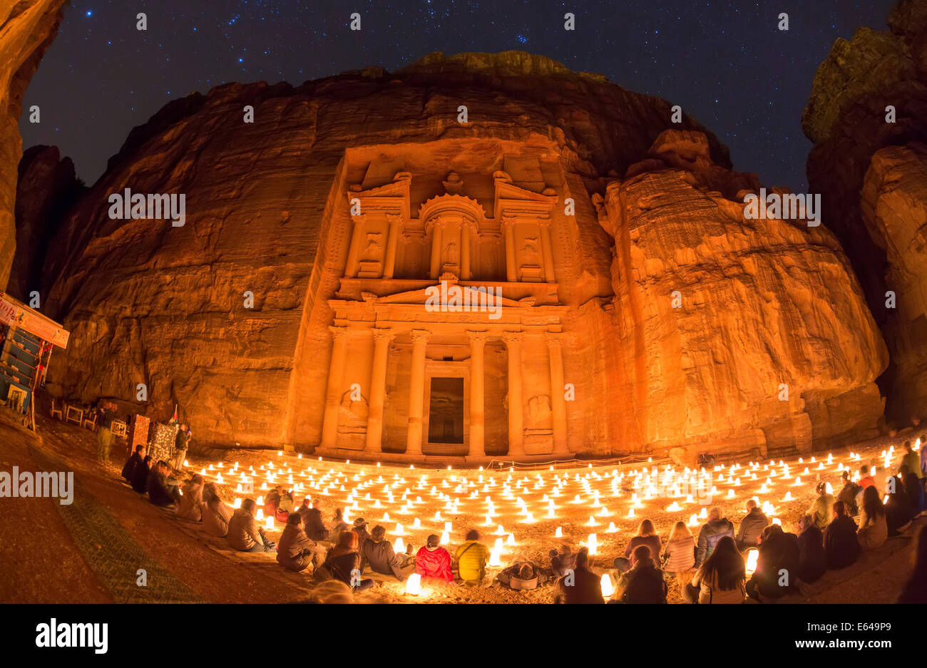 Il Tesoro, (El Khazneh), di notte illuminato da candele, Petra, Giordania Foto Stock