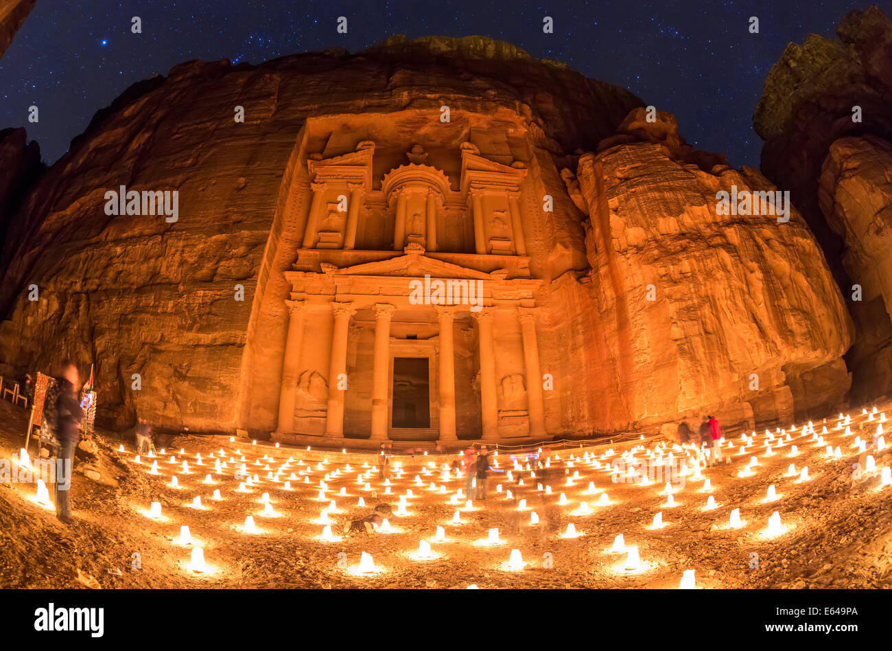 Il Tesoro, (El Khazneh), di notte illuminato da candele, Petra, Giordania Foto Stock