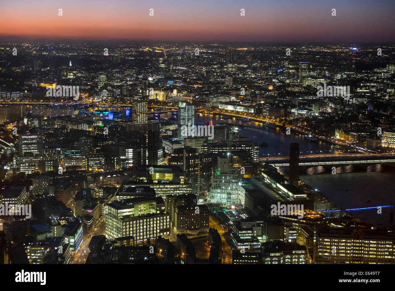 Vista la Tate Modern, il fiume Tamigi e Londra al tramonto, London, Regno Unito Foto Stock