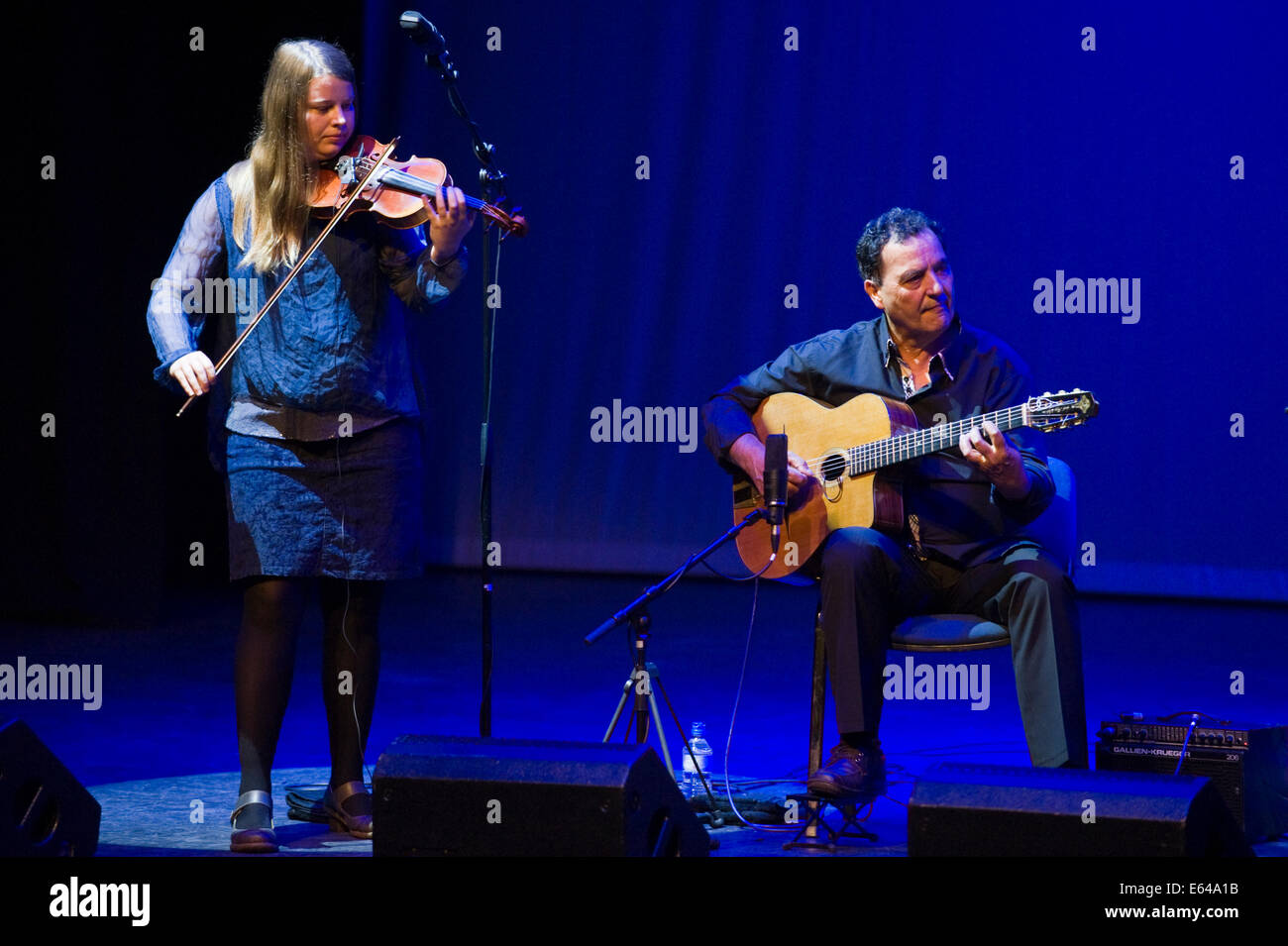 Musica dal vivo gypsy jazz con Fapy Laferttin quartetto sul palco a Brecon Jazz Festival 2014 Foto Stock