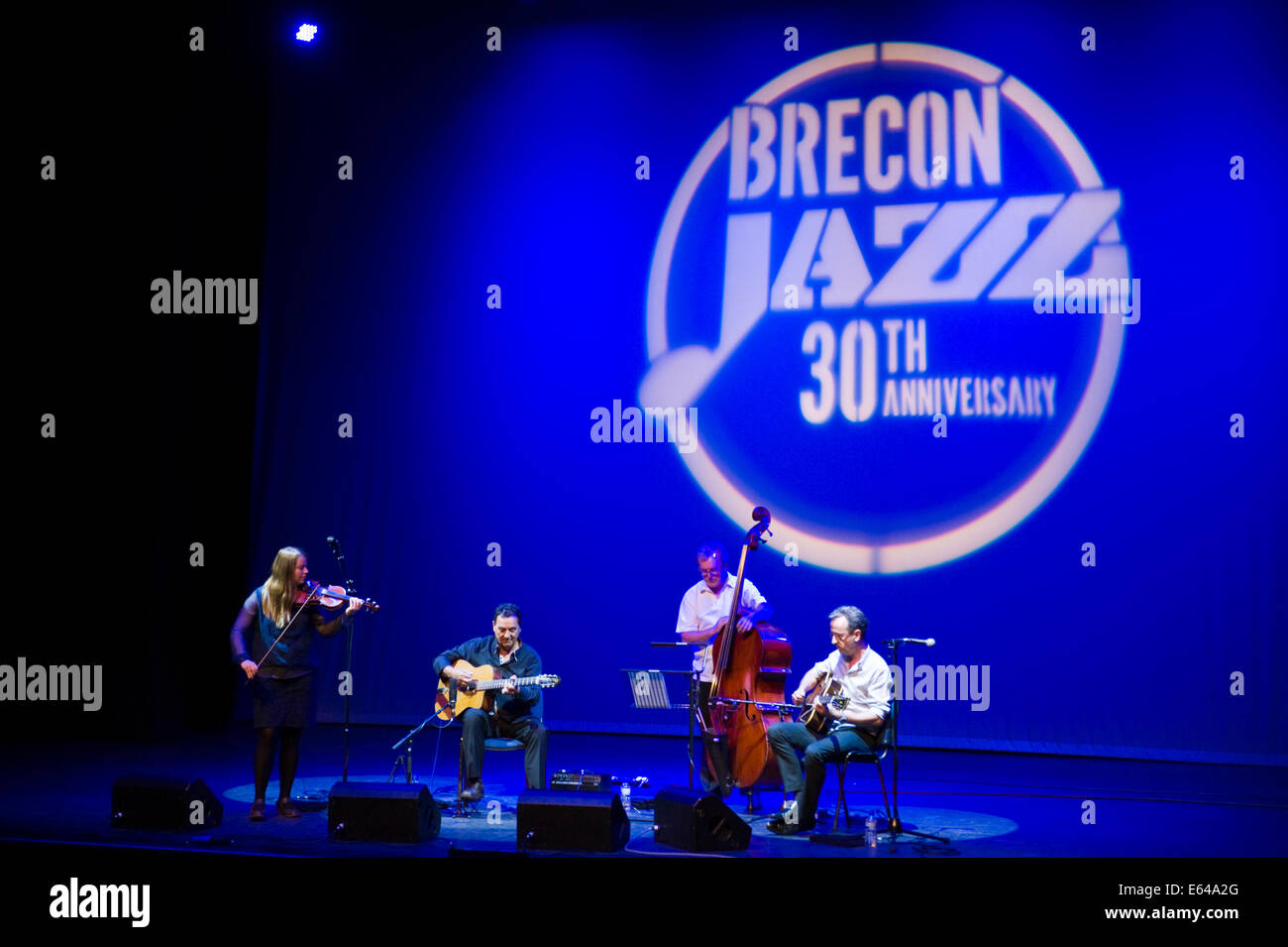 Musica dal vivo gypsy jazz con Fapy Laferttin quartetto sul palco a Brecon Jazz Festival 2014 Foto Stock