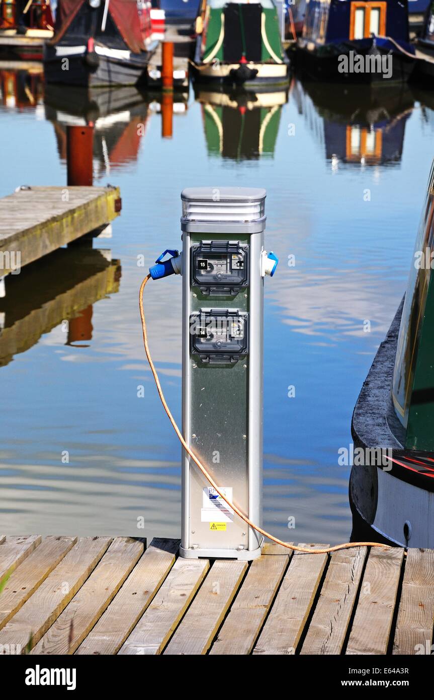 Consumo elettrico unità di alimentazione sul pontile utilizzato da un narrowboat nel bacino del canale, Barton Marina, Barton-sotto-Needwood Foto Stock