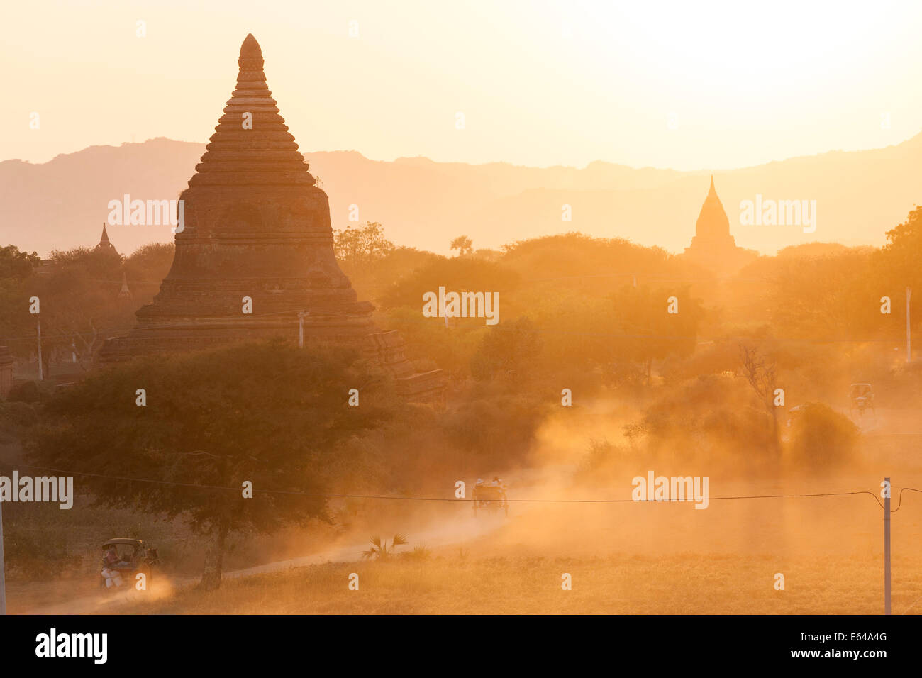 Antico tempio città di Bagan (anche pagane) al tramonto, Myanmar (Birmania) Foto Stock
