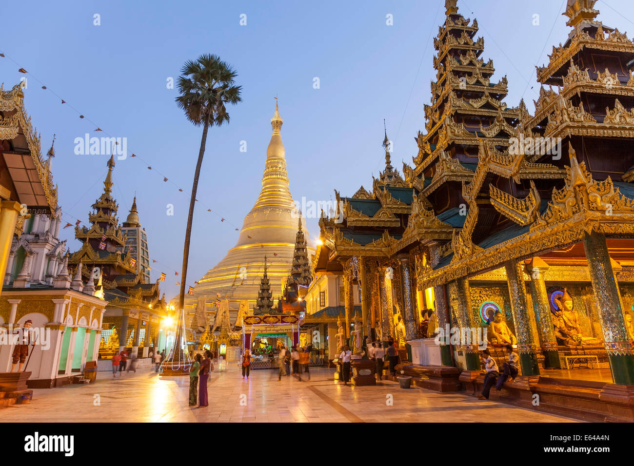 Il grande stupa dorato di Shwedagon Paya (Shwe Dagon Pagoda), Yangon (Rangoon), Myanmar (Birmania) Foto Stock