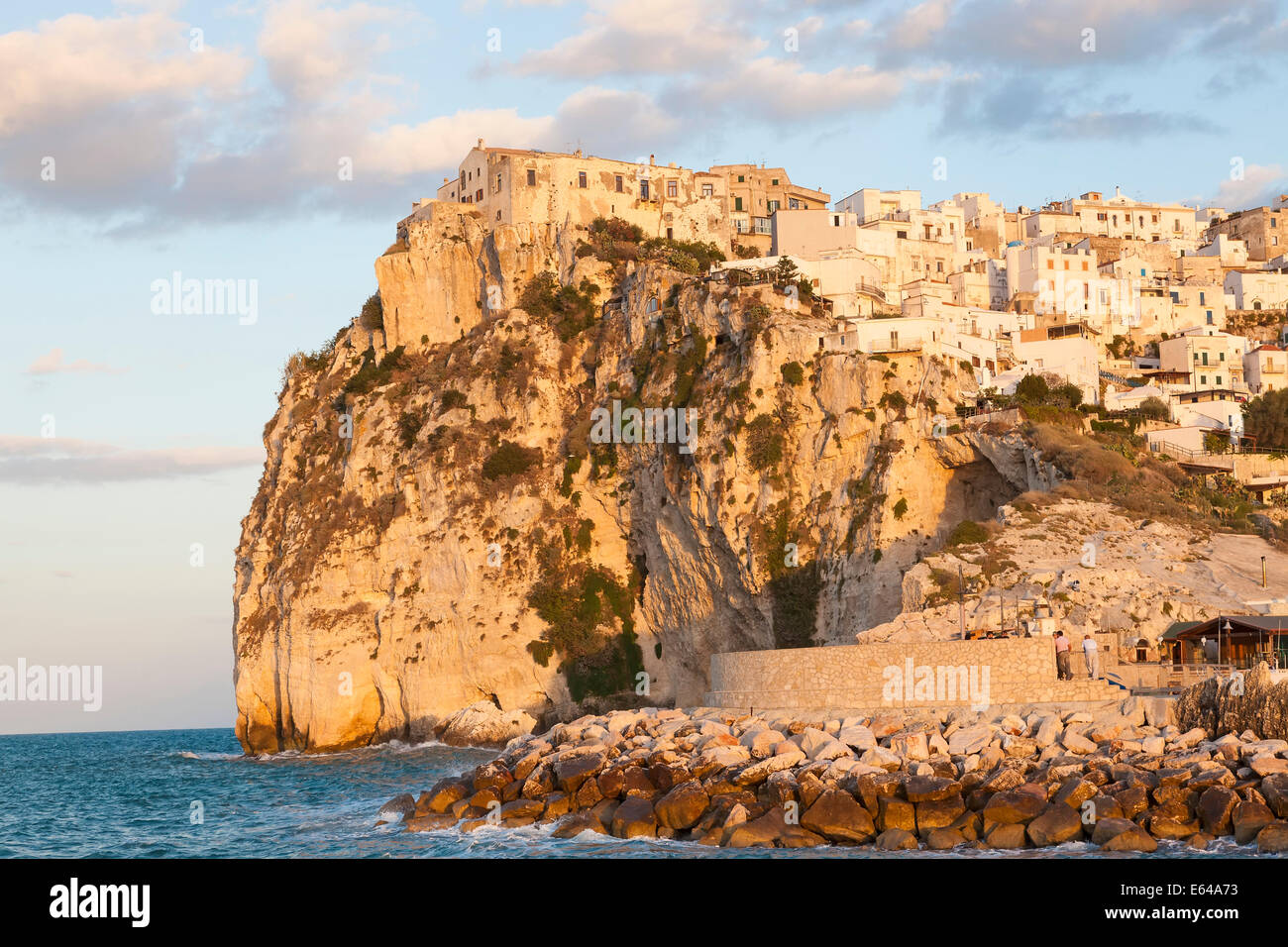 Villaggio costiero di Peschici, il promontorio del Gargano, in Puglia, Italia Foto Stock