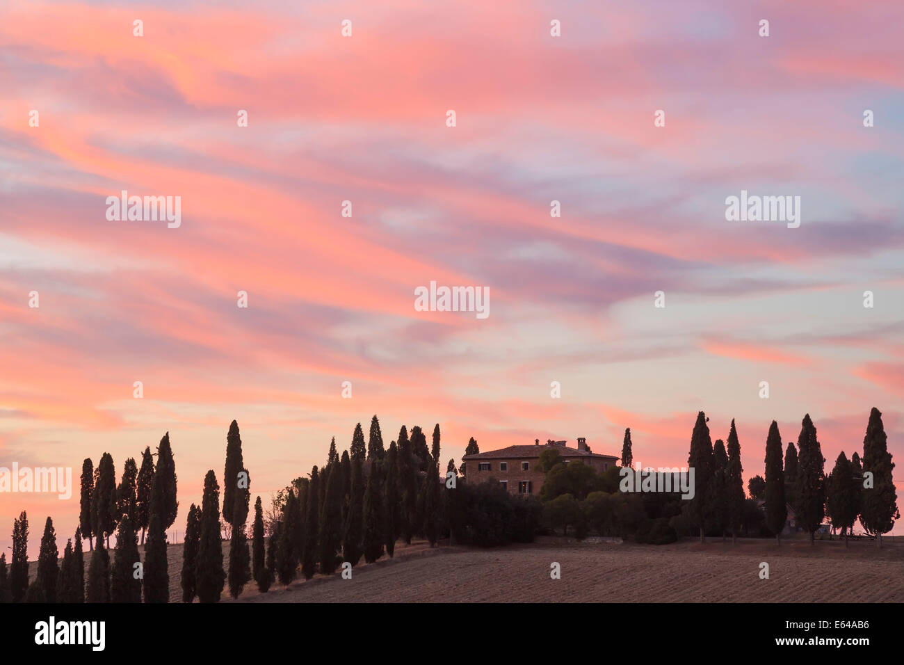 Agriturismo e cipressi al tramonto, Toscana, Italia Foto Stock