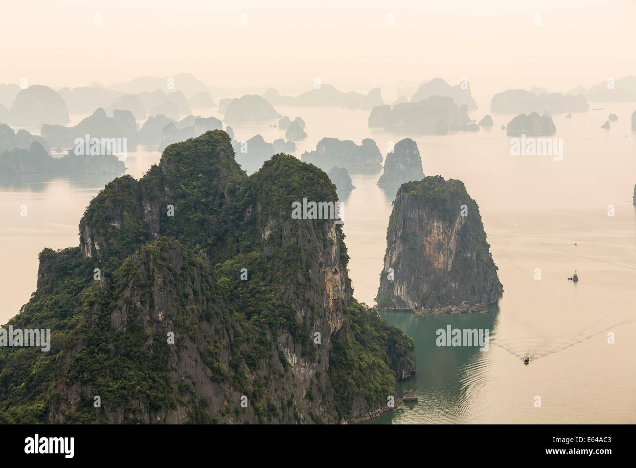 Vista su misty la Baia di Ha Long, Vietnam del nord Foto Stock