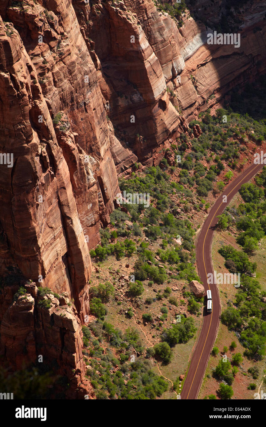 Zion Canyon e bus navetta su Zion Canyon Scenic Drive, visto da angeli pista di atterraggio, Parco Nazionale Zion, Utah, Stati Uniti d'America Foto Stock