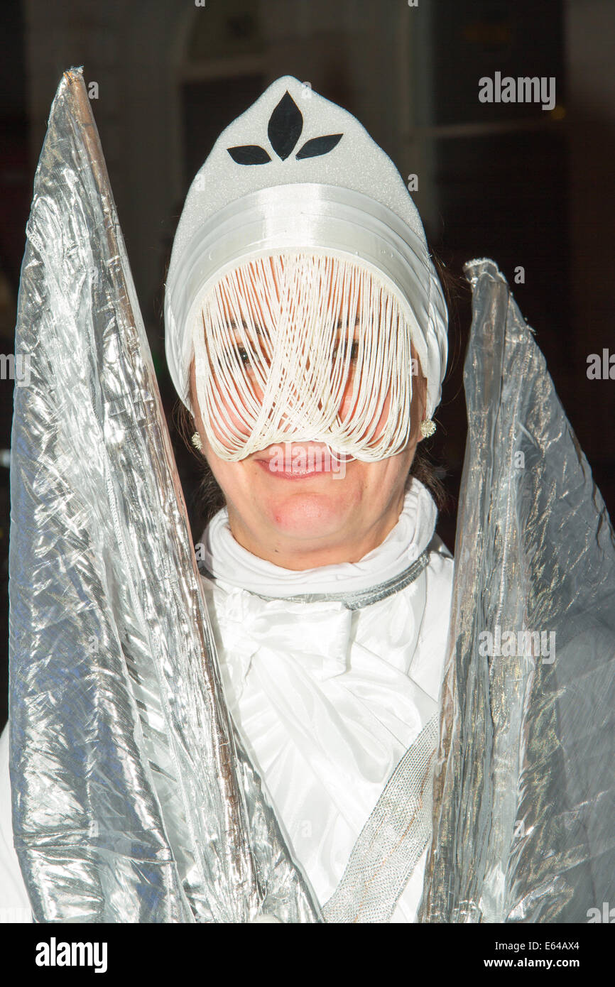 Brighton, East Sussex, Regno Unito. La processione della strada Burning the Clock attraverso le strade della città. 21 dicembre 2013/Alamy Live News Foto Stock