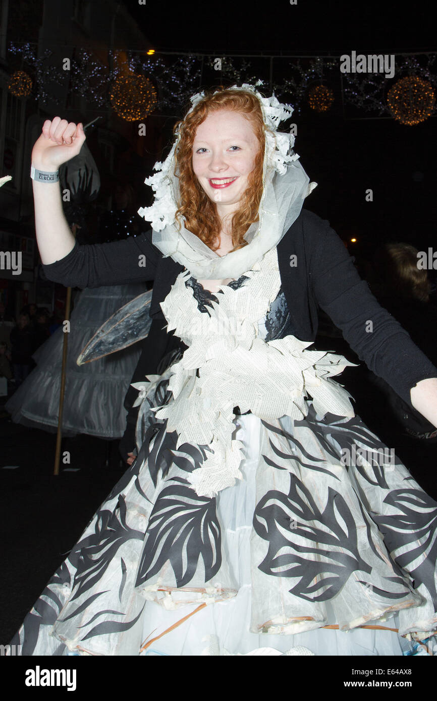 Brighton, East Sussex, Regno Unito. La processione della strada Burning the Clock attraverso le strade della città. 21 dicembre 2013/Alamy Live News Foto Stock