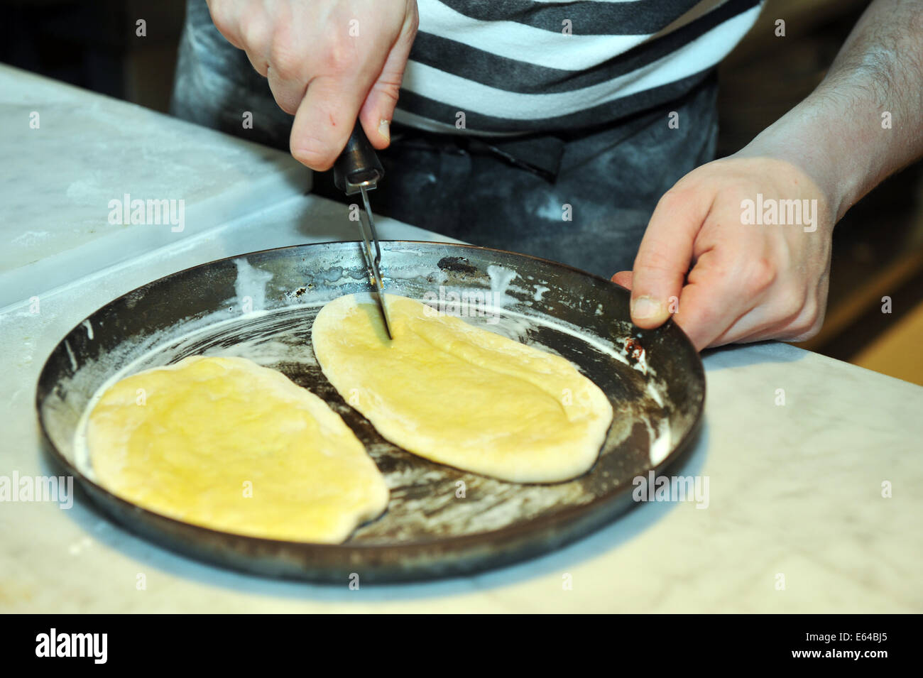 Aglio pane viene preparato in un ristorante pizzeria Foto Stock
