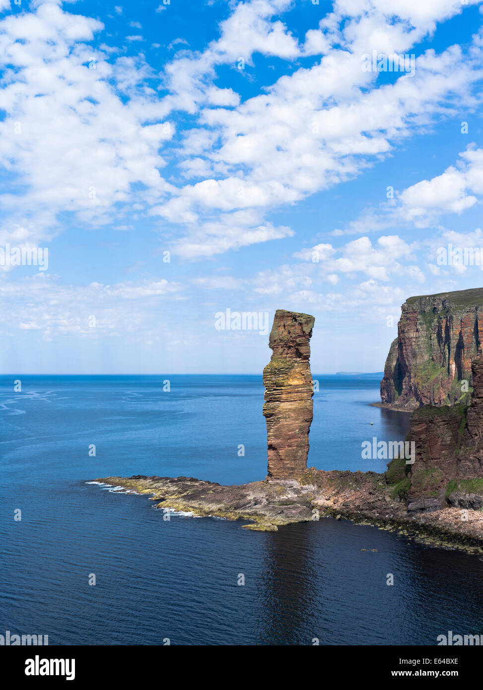 Dh il vecchio uomo di Hoy HOY ORKNEY di arenaria rossa e stack di mare seacliffs costa atlantica scogliera vista Scozia Scotland Foto Stock