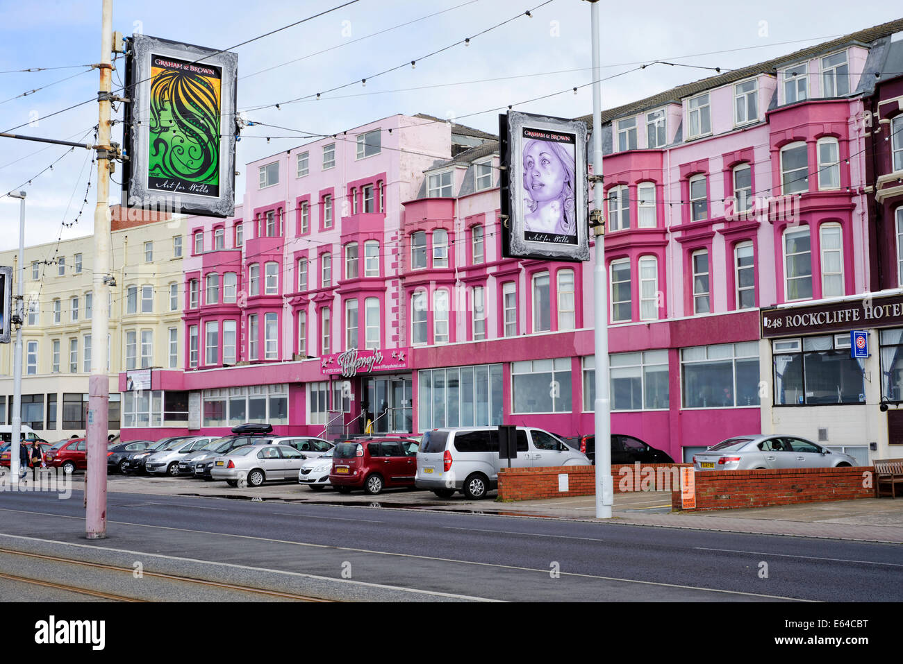 Rosa luminoso tiffanys hotel sul lungomare di Blackpool, Lancashire, Inghilterra Foto Stock
