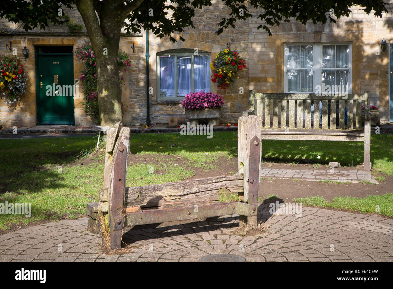 Vecchie scorte nella pubblica piazza, Stow-su-il-Wold, il Costwolds, Gloucestershire, Inghilterra Foto Stock