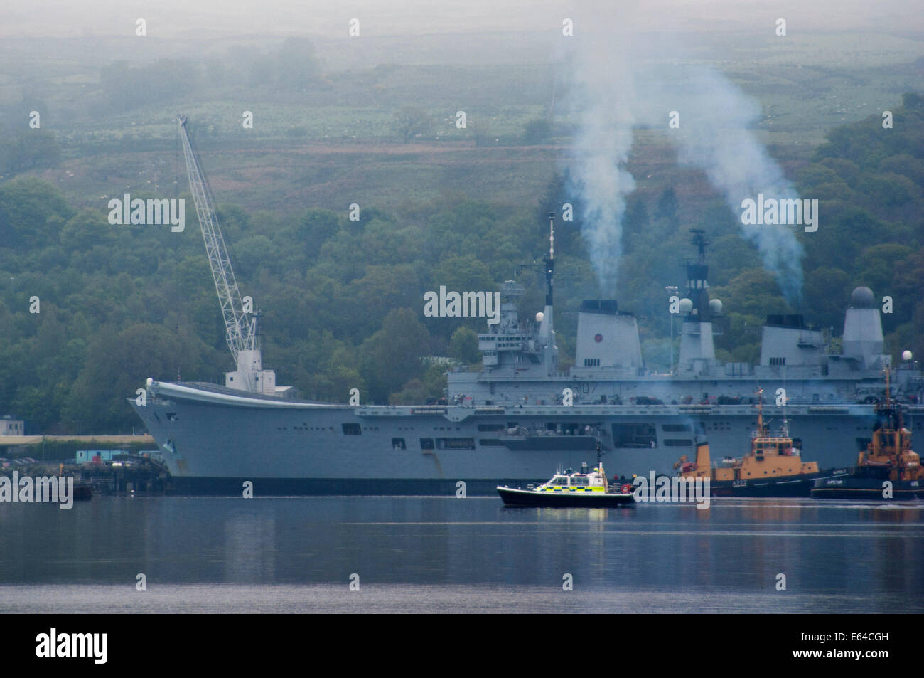 Vista di Faslane Royal Navy submarine base in Loch Gare sulle rive della Scozia, home port per la Gran Bretagna da missili Trident. Foto Stock