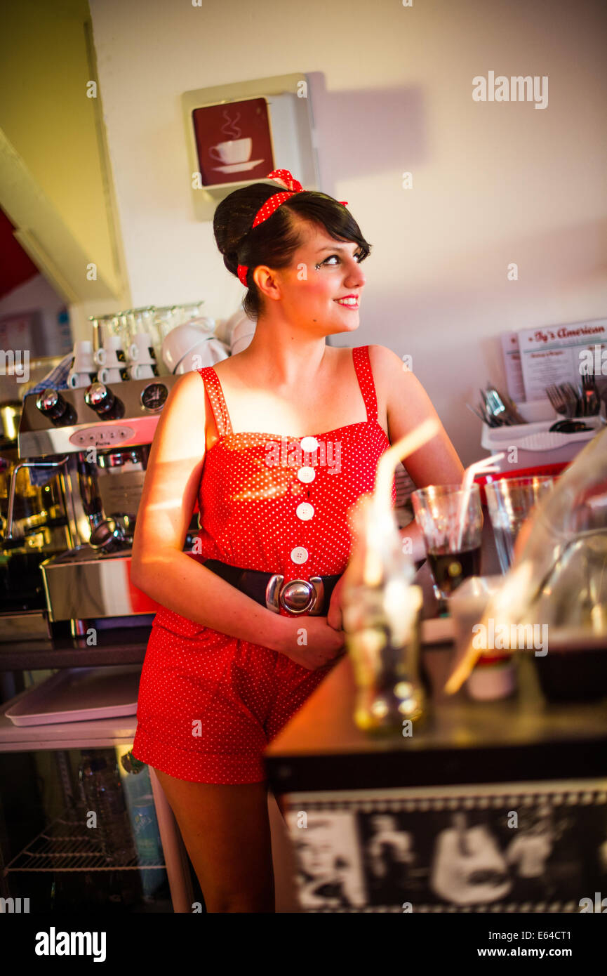 Donna sorridente vestito in stile anni '50 American abbigliamento moda retrò  in un cafe diner Foto stock - Alamy