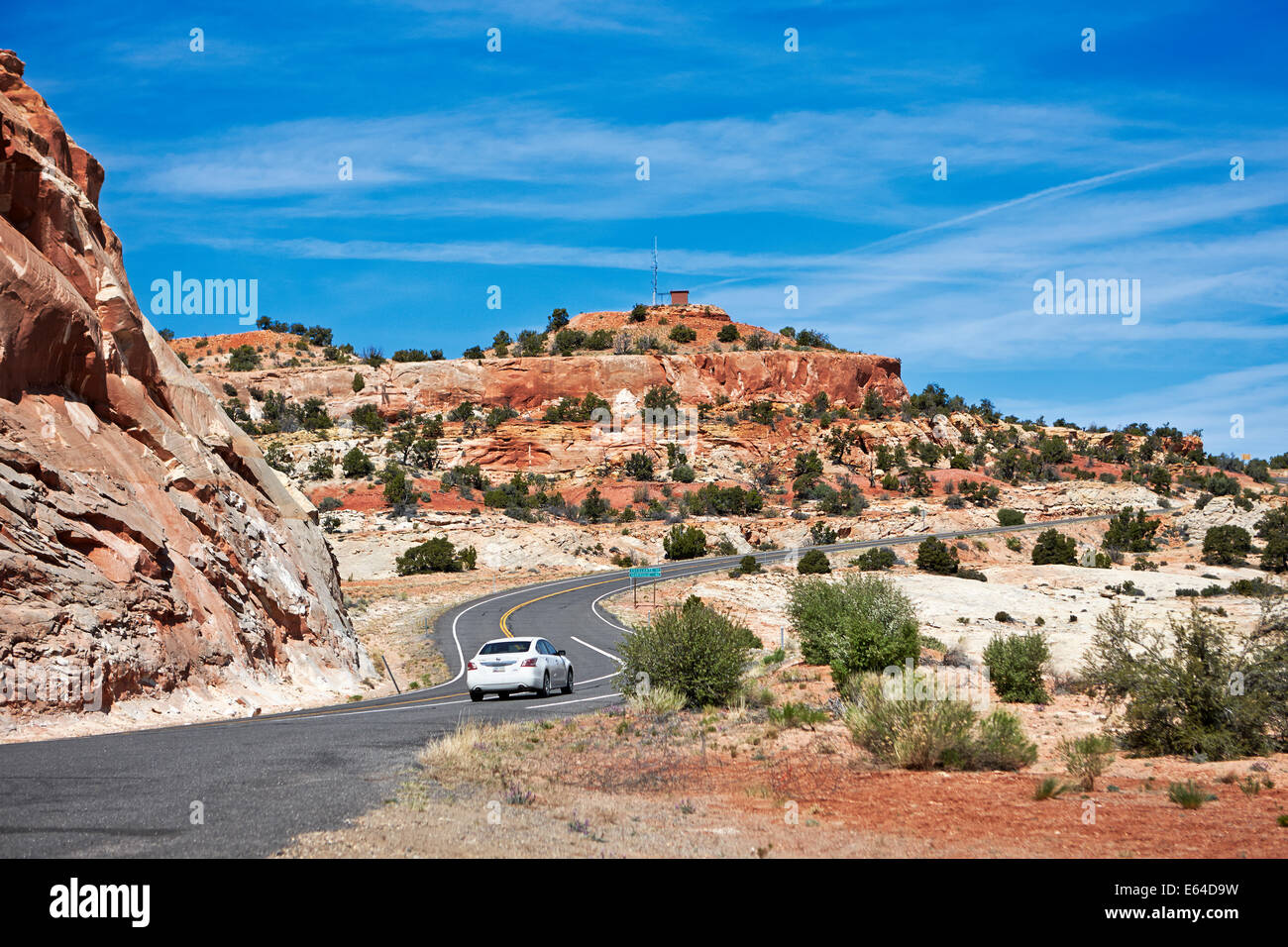 Un'auto percorre la Highway 12 Scenic Byway. Utah, Stati Uniti. Foto Stock
