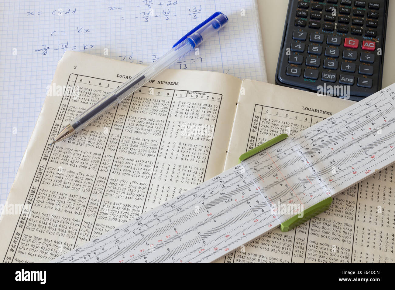 Logaritmi, con regolo calcolatore e mostrato con equazioni matematiche Foto Stock