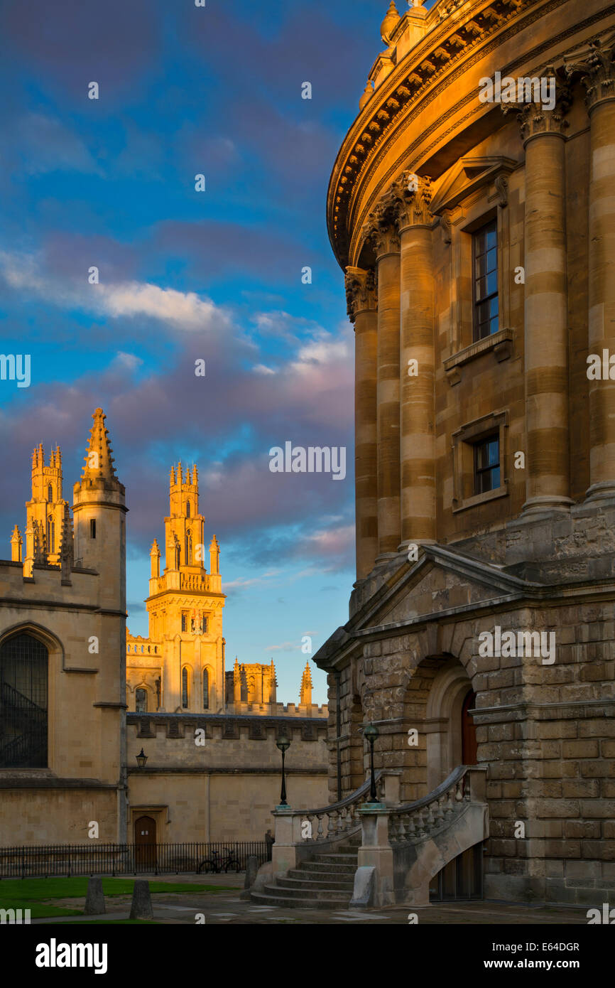 Impostazione della luce solare sullo Radcliffe Camera e le torri di tutte le anime College di Oxford, Oxfordshire, Inghilterra Foto Stock