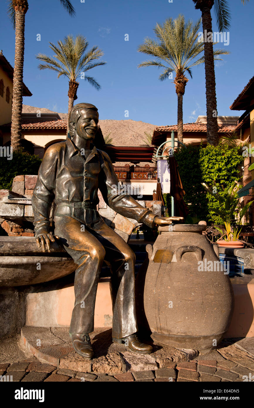 Statua di bronzo di Sonny Bono nel centro cittadino di Palm Springs su Palm Canyon Drive, Palm Springs, California, Stati Uniti d'America, Foto Stock