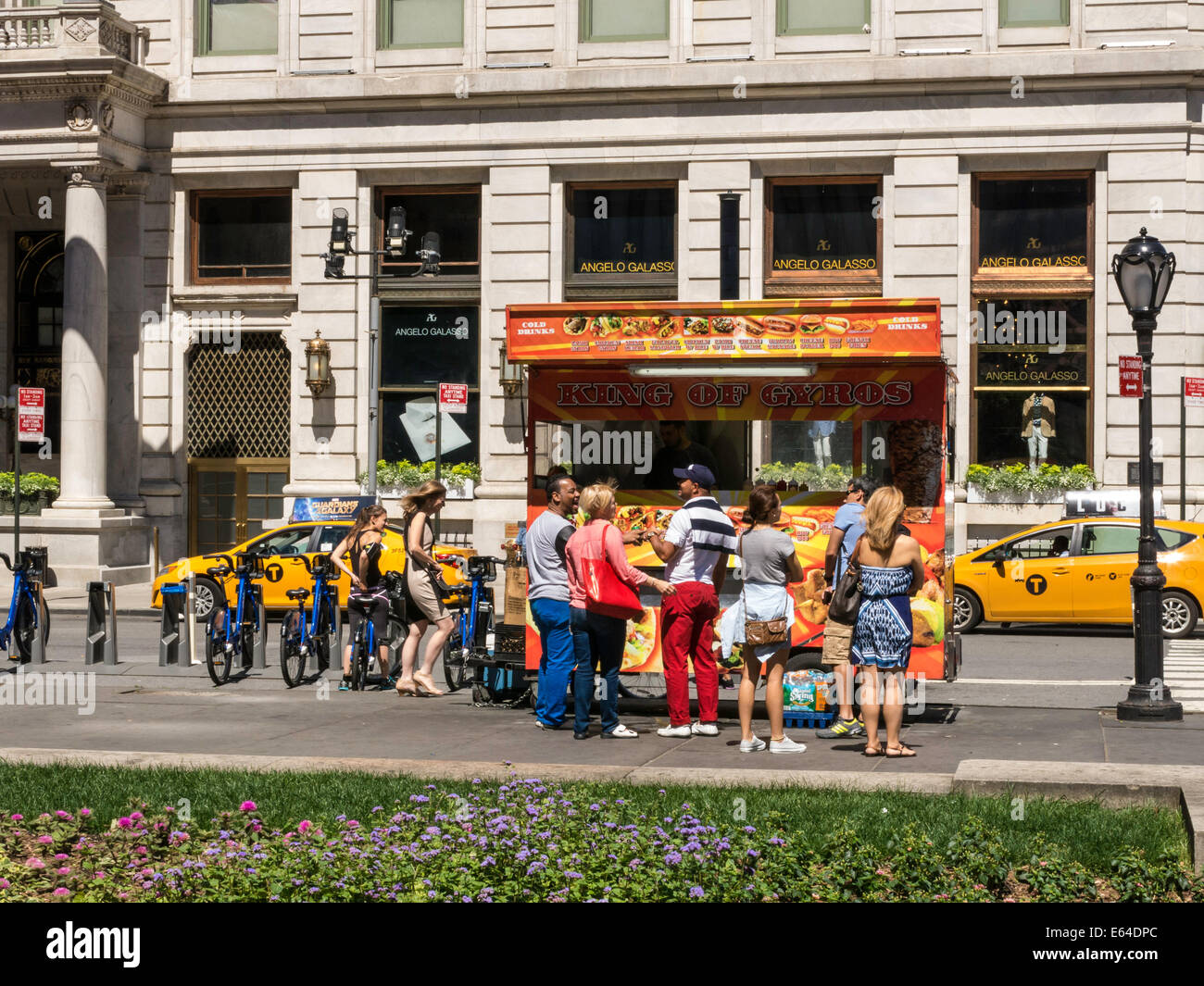 I turisti acquistare cibo al venditore ambulante carrello,Plaza Hotel ingresso e Citibike Bike Sharing Station, Grand Army Plaza New York, Stati Uniti d'America Foto Stock