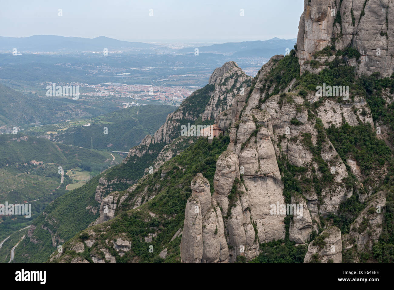 Angolo alto vista panoramica del Llobregat fiume valle dalla Abbazia di Montserrat verso Santa Cova Cappella e Barcellona, Spagna. Foto Stock
