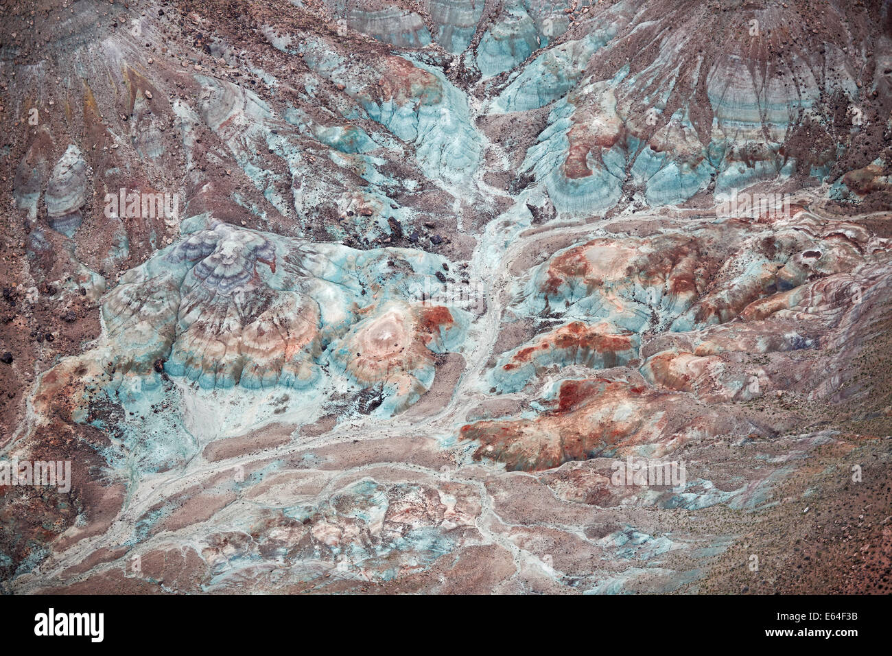 Vista aerea di una vena minerale ricca di ossido di ferro in un'area desertica vicino a Moab, Utah, USA. Foto Stock