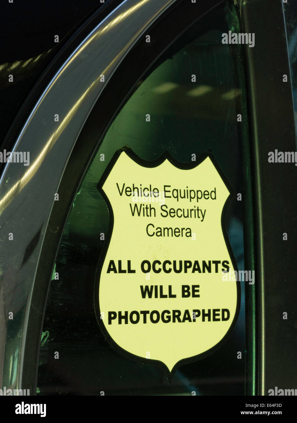 Simbolo di avvertimento su un auto di servizio Finestra, STATI UNITI D'AMERICA Foto Stock