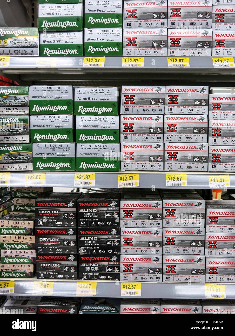 Winchester e Remington calibro 12 Shell Shotgun scatole, Walmart Discount Department Store, STATI UNITI D'AMERICA Foto Stock