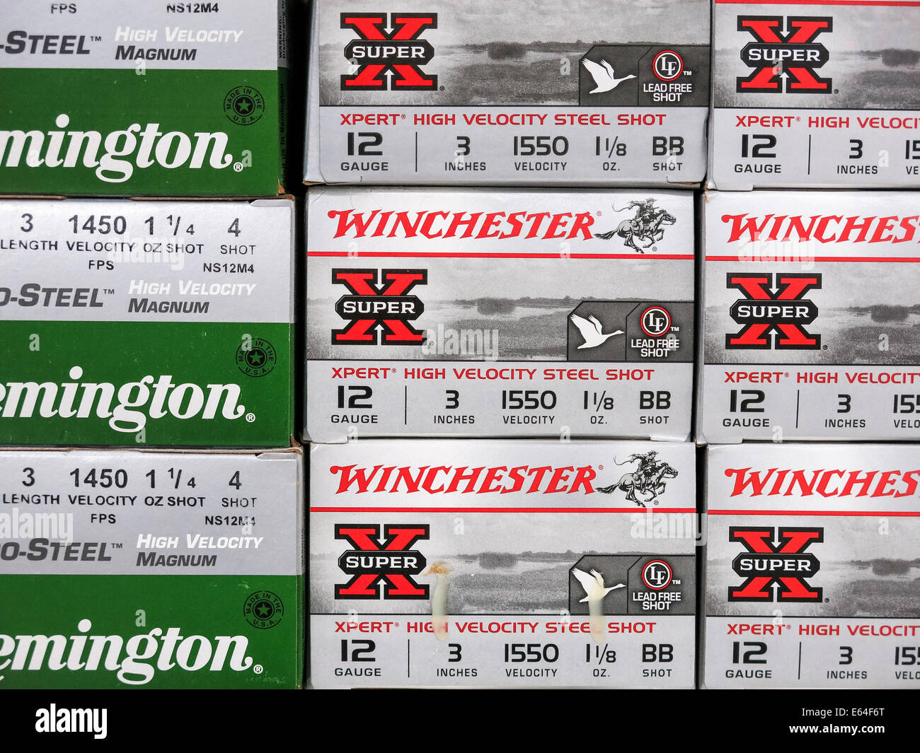 Winchester e Remington calibro 12 Shell Shotgun scatole, Walmart Discount Department Store, STATI UNITI D'AMERICA Foto Stock