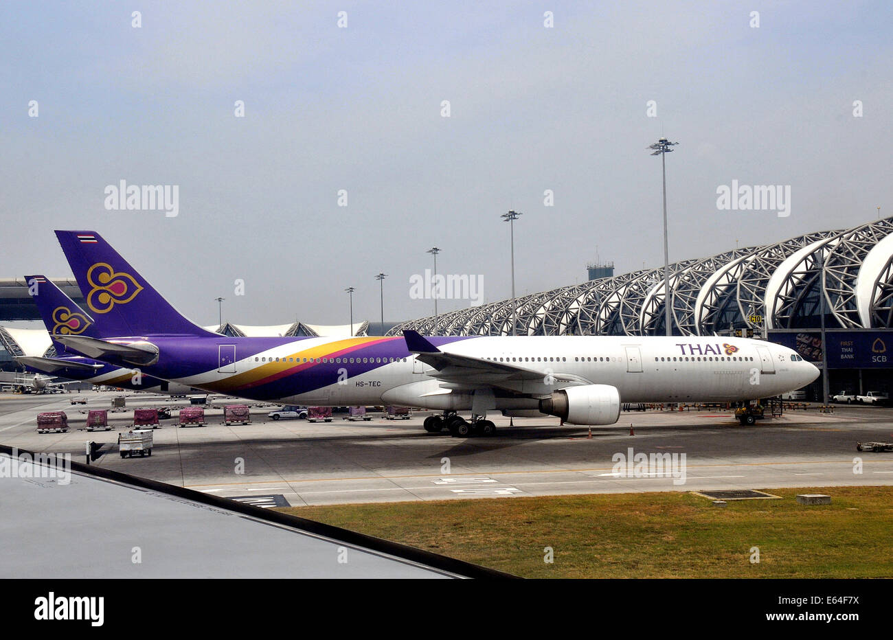 Airbus A 330-321 di Thai Airways l'aeroporto Suvarnabhumi di Bangkok in Thailandia Foto Stock
