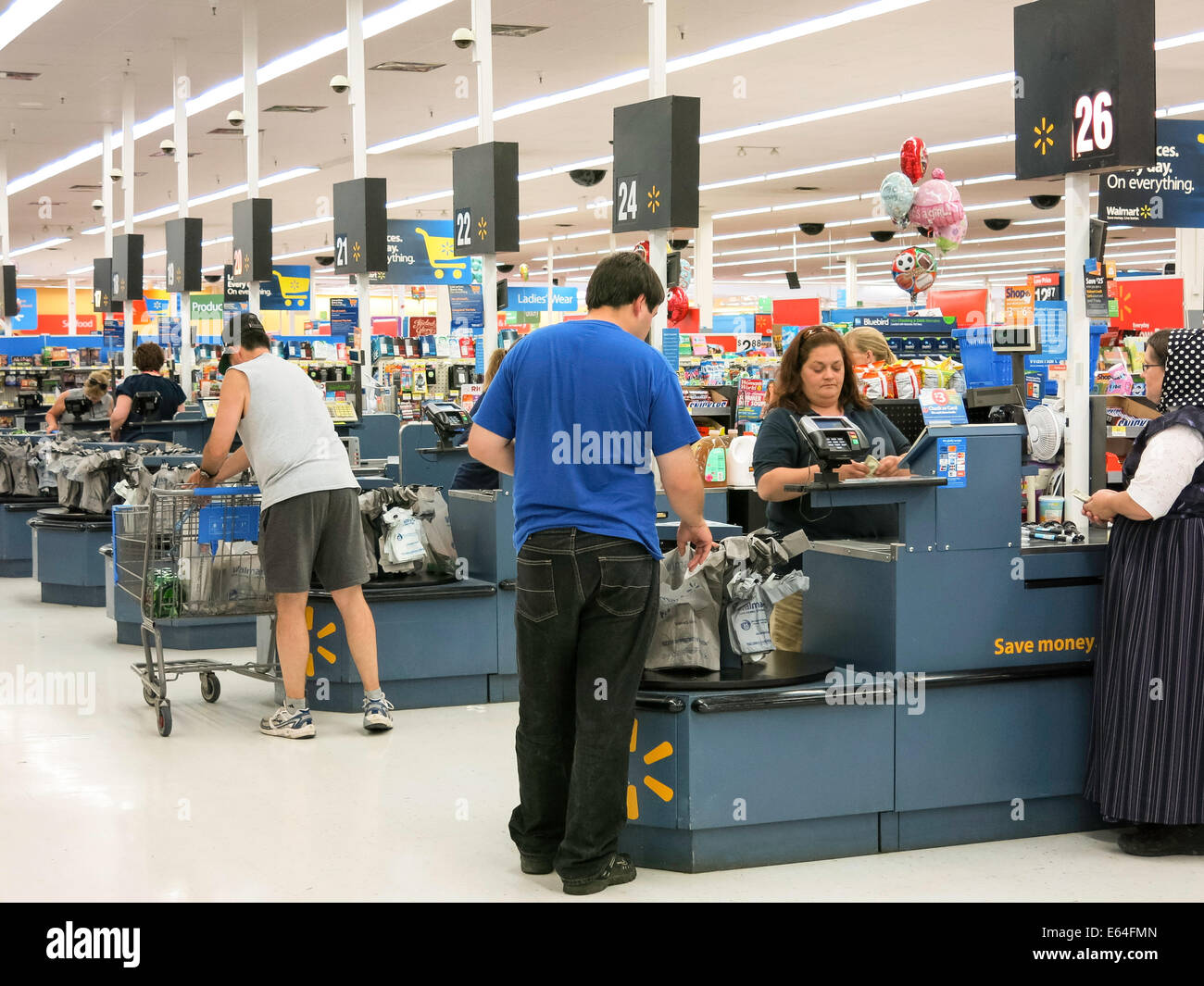 Controllare il cassiere si distingue, Walmart Discount Department Store, STATI UNITI D'AMERICA Foto Stock