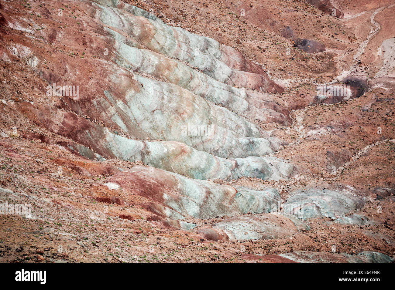 Vista aerea di una vena minerale ricca di ossido di ferro in un'area desertica vicino a Moab, Utah, USA. Foto Stock