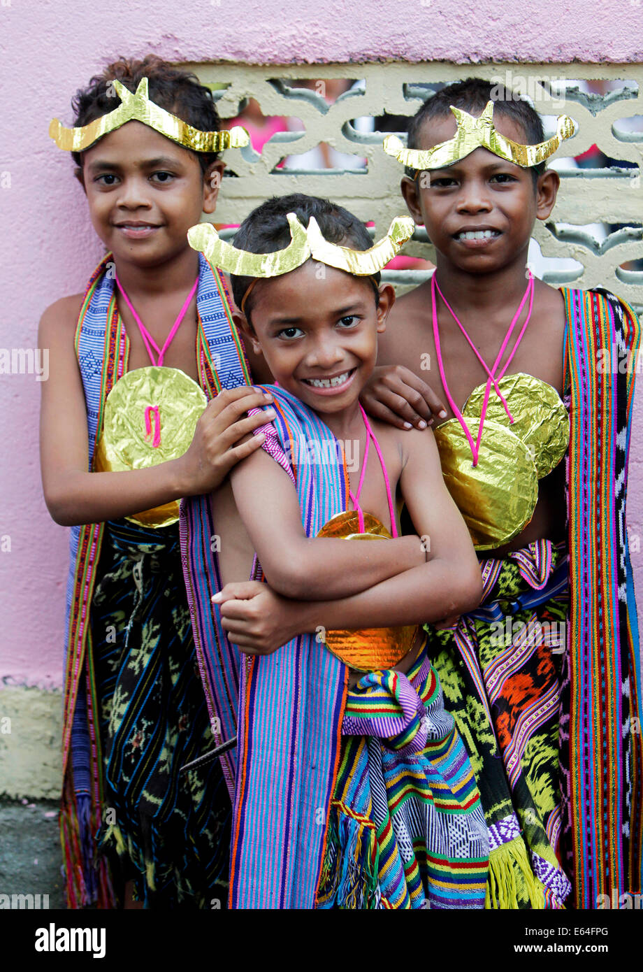 I bambini in abiti tradizionali e carta oro copricapo e medaglie durante un  festival. Dili, Timor Est (Timor Est Foto stock - Alamy