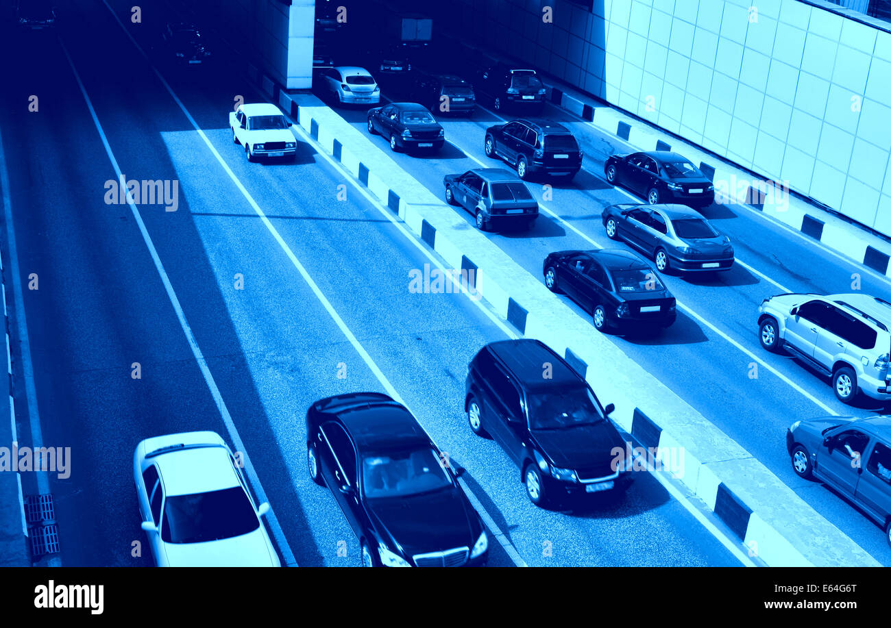 Il traffico su strada vista da sopra tonica in colore blu Foto Stock