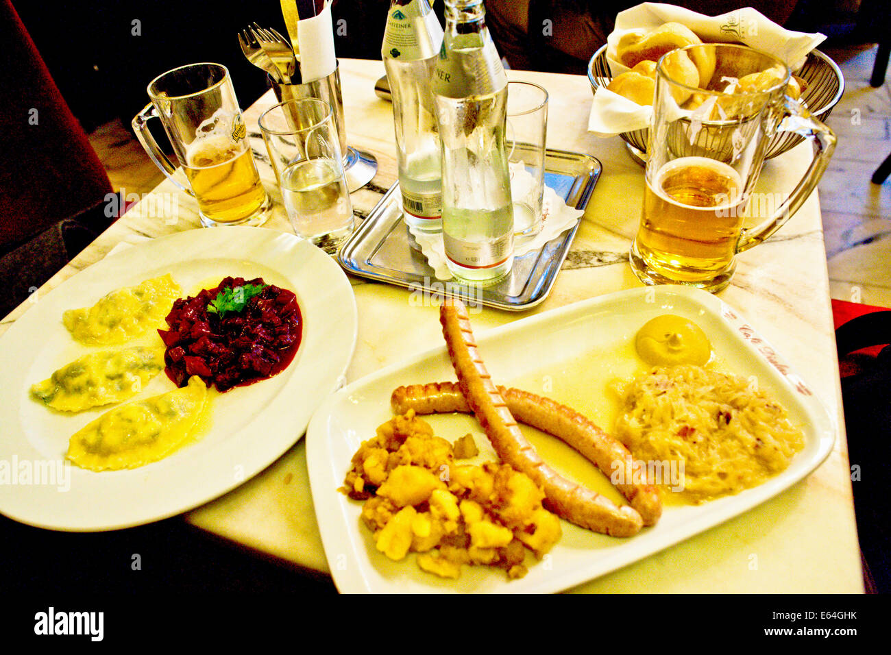 Un ardito pasto Viennese costituito da cotoletta, kraut (cavolo), gnocchi, birra, patate e senape. Foto Stock