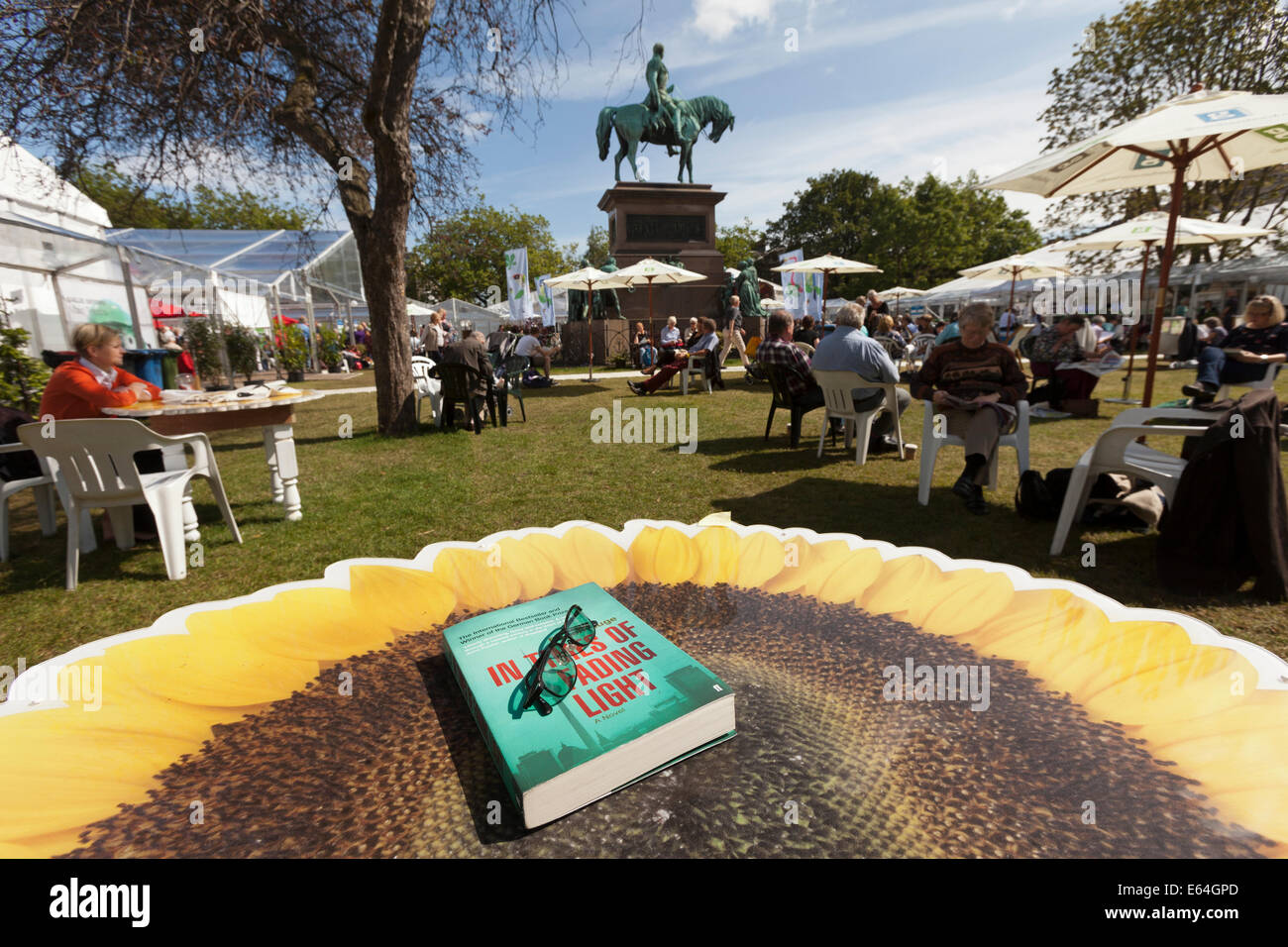 Edimburgo, Scozia, Regno Unito. 14 Ago, 2014. I visitatori godere del sole al Edinburgh International Book Festival 2014. 14 agosto 2014 Credit: GARY DOAK/Alamy Live News Foto Stock