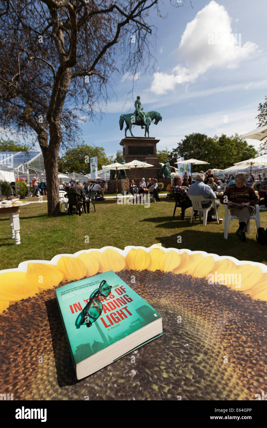 Edimburgo, Scozia, Regno Unito. 14 Ago, 2014. I visitatori godere del sole al Edinburgh International Book Festival 2014. 14 agosto 2014 Credit: GARY DOAK/Alamy Live News Foto Stock
