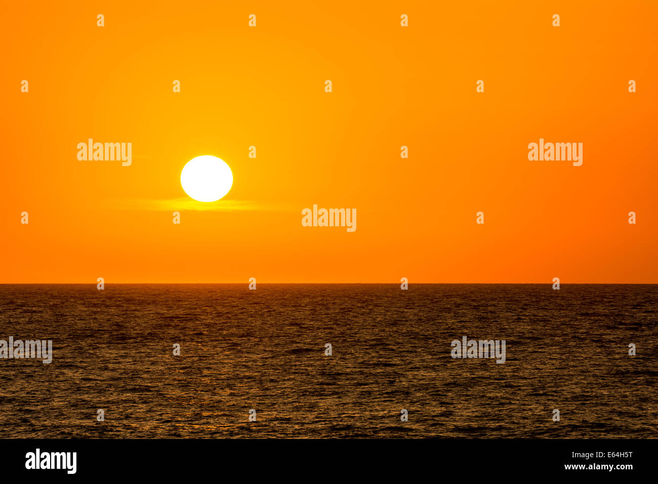 Orange cielo mattutino tramonto sull'oceano Foto Stock