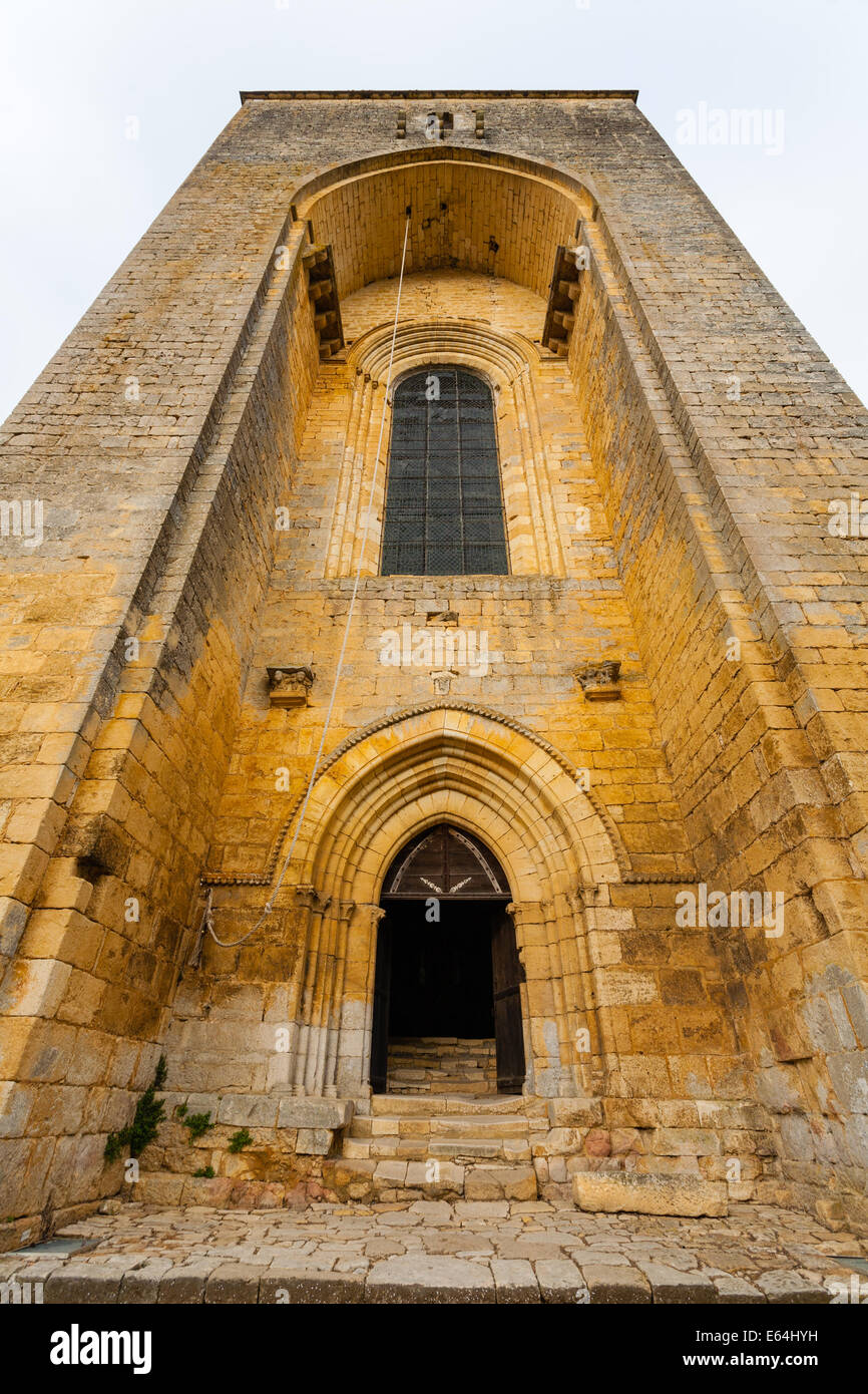 Impressionante vista dell'ingresso principale per la romanica chiesa fortificata di Saint Amand de Coly nella regione della Dordogne Foto Stock