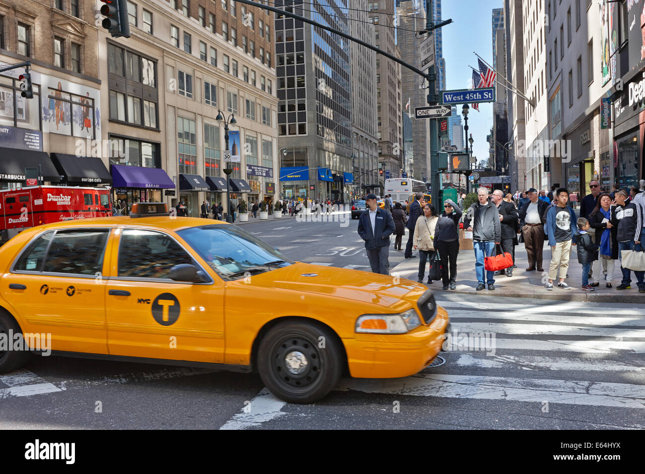 Medaglione giallo taxi sulla Fifth Avenue. Manhattan, New York, Stati Uniti d'America. Foto Stock