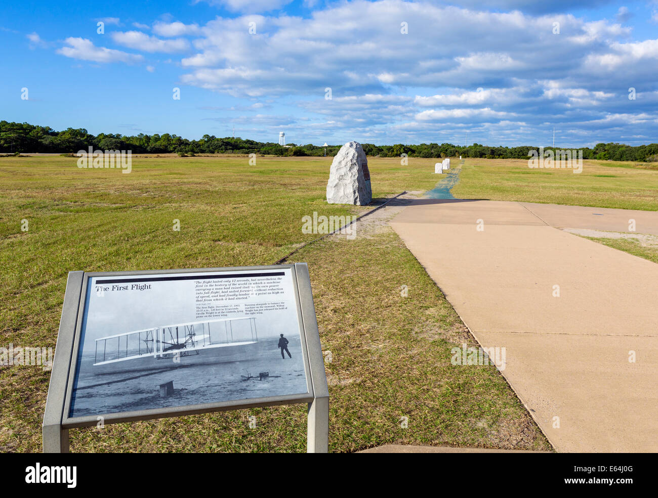 I marcatori che mostra il percorso effettivo del primo successo Powered volo, Wright Brothers National Memorial, North Carolina, STATI UNITI D'AMERICA Foto Stock
