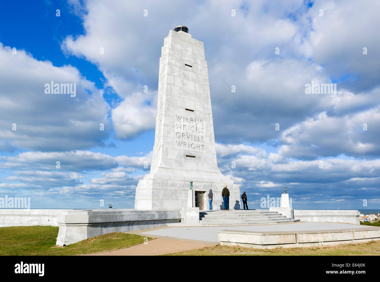 Visitatore n parte anteriore dei fratelli Wright monumento, Wright Brothers National Memorial, Kill Devil Hills, North Carolina, STATI UNITI D'AMERICA Foto Stock